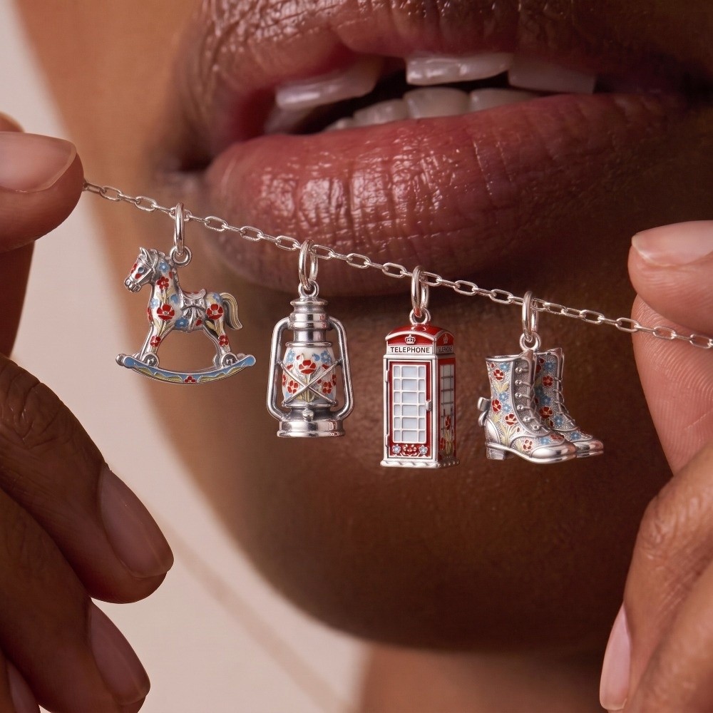 Jewelry Making London - かわいいステンレス製の漫画風ペンダント。ミニチュアの英国テーマのジュエリー製作用チャーム。ロンドンをテーマにした軽量DIYチャーム。女の子向け。