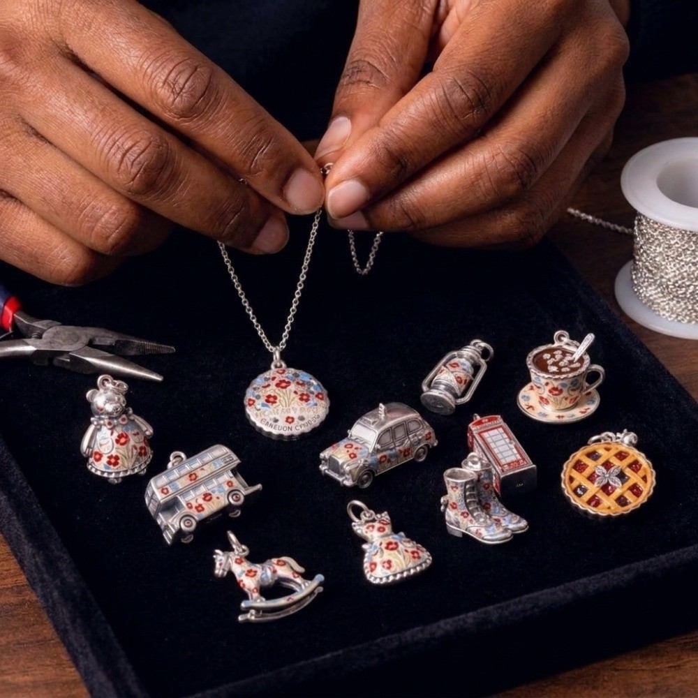 ステンレス製の漫画風ペンダント、ミニチュアエナメル素材、ジュ - Jewelry Making London のレビューと価格